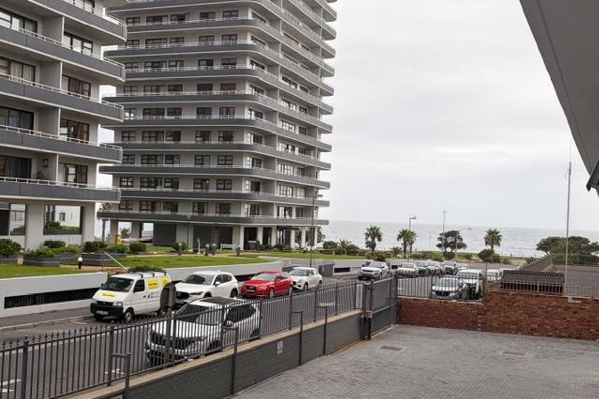 Spacious 2 bedroom apartment with enclosed balcony parking, Wi fi ready - Photo 2