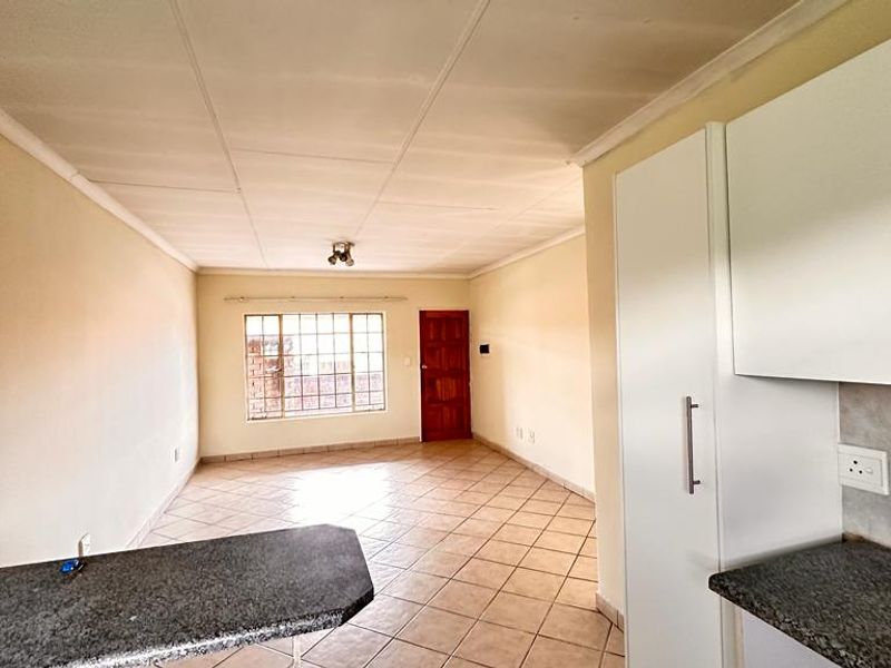 Charming 2-Bedroom Apartment - Photo 7