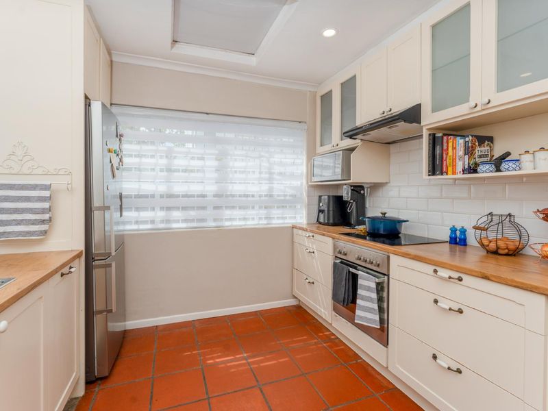 Light & Bright Mediterranean Inspired Living - Photo 9