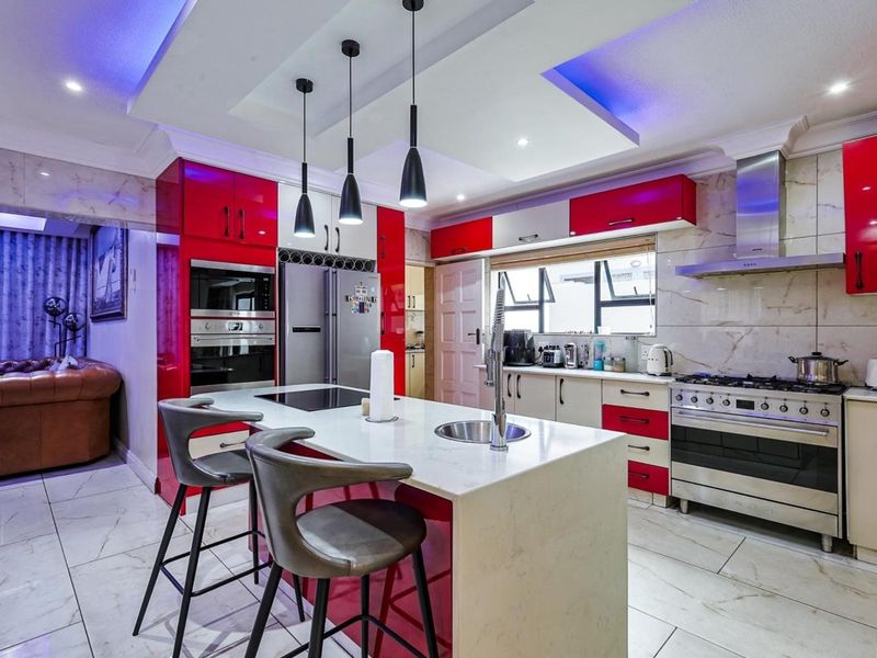 Luxury 5-Bedroom Fully Furnished Home for Rent in Exclusive Gated Estate – East of Pretoria - Photo 9