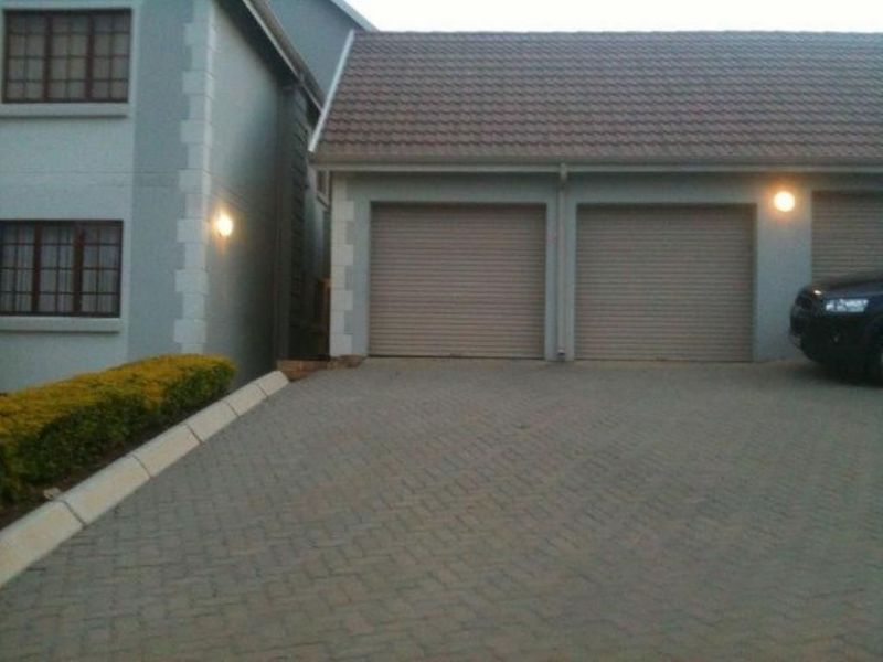 Ground floor unit with Double garage. - Photo 10