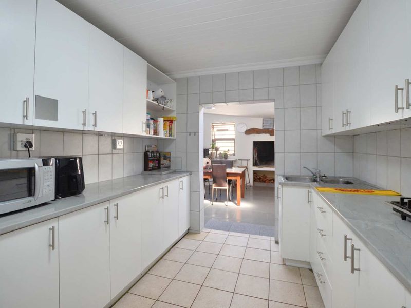 Beautiful Family Home with Separate Flatlet for Sale in Bothasig - Photo 3