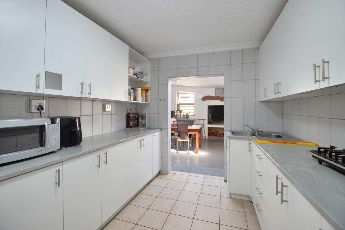 Beautiful Family Home with Separate Flatlet for Sale in Bothasig - Photo 3