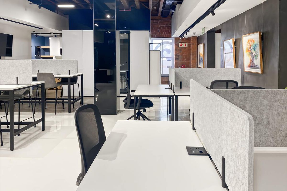 Meet, work or collaborate in our professional Regus The Foundry business centre. - Photo 4