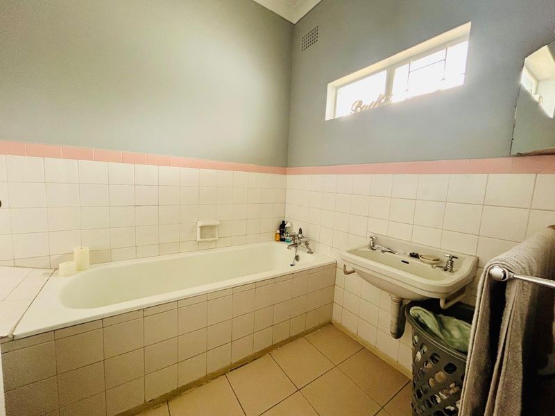 4 bedroom house with 2 flatlets to buy - Photo 10