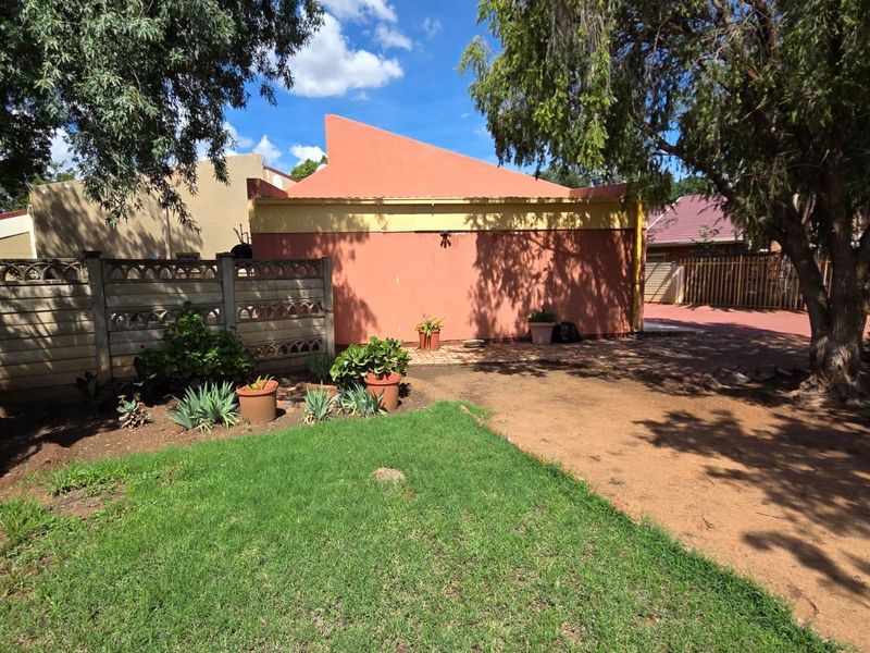 "Expand Your Vision: 3-Bed Home with Separate Flat!" - Photo 7