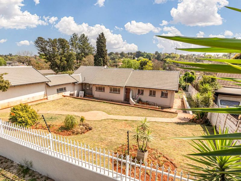 Spacious Family Home in Weltevreden Park - Photo 2