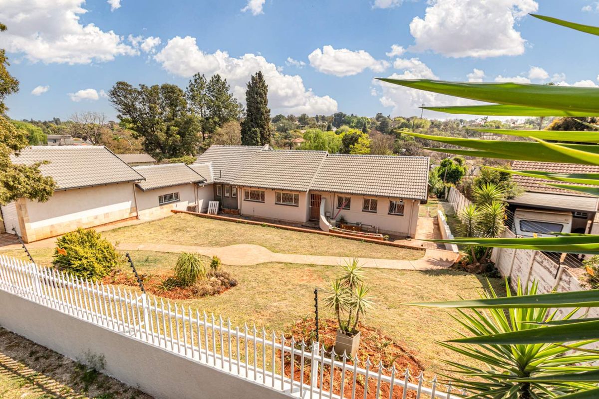 Spacious Family Home in Weltevreden Park - Photo 2