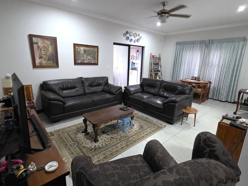 Neat 3 Bedroom Family Home in Gateway Manor - Photo 3