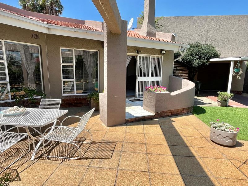 Luxurious Living Awaits in Sunward Park Village! - Photo 2