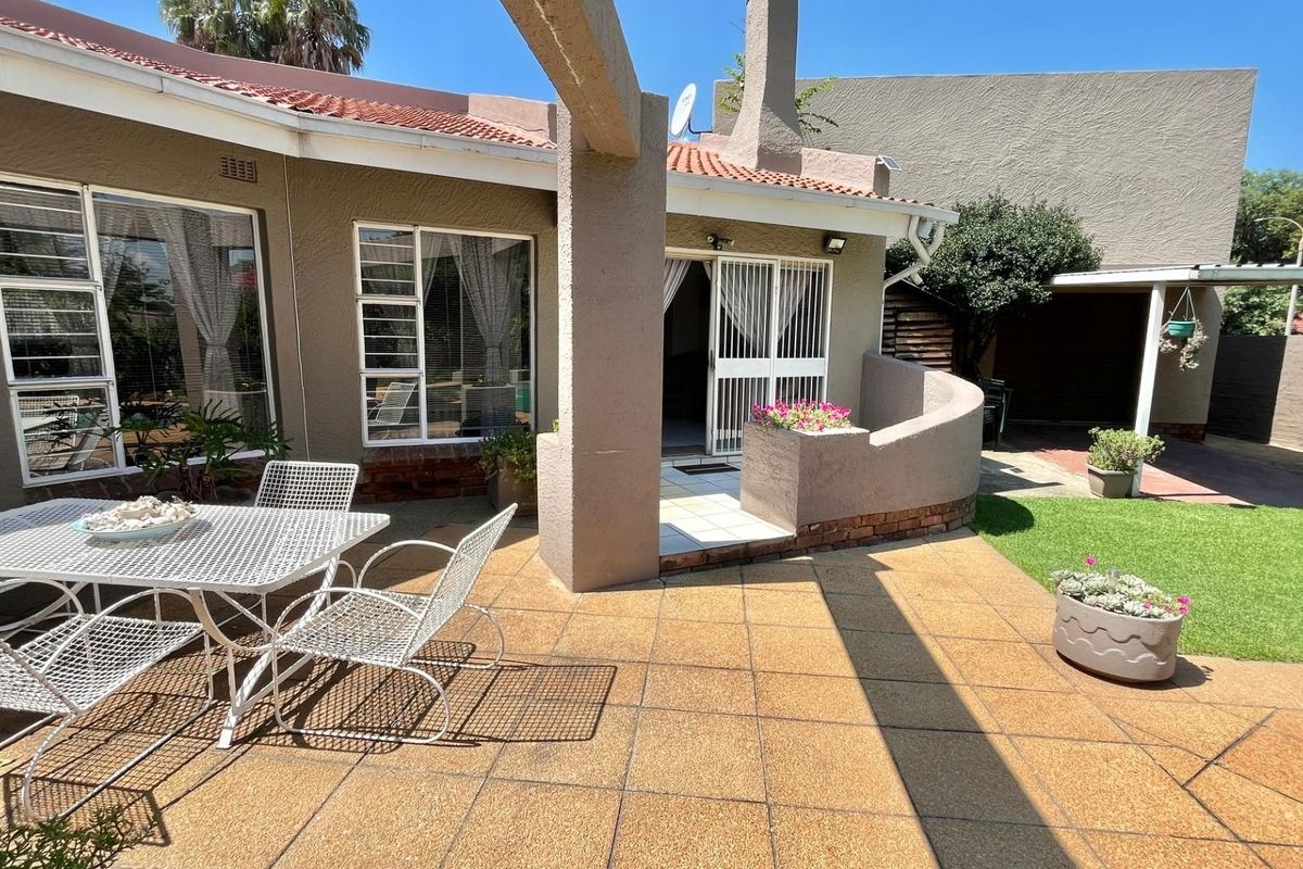 Luxurious Living Awaits in Sunward Park Village! - Photo 5