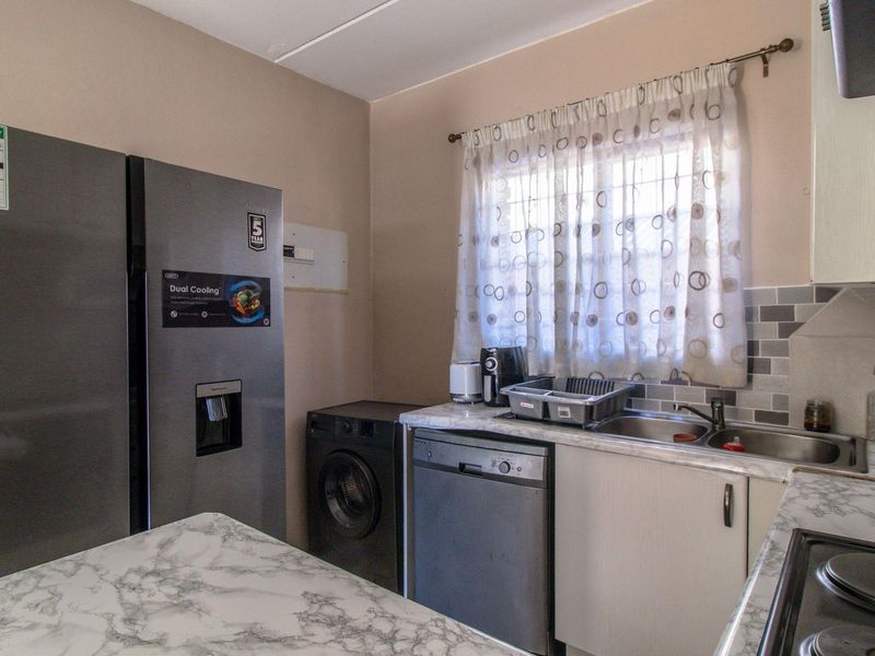 **Charming 2-Bedroom Ground Floor Apartment for Sale in Mondeor** - Photo 4