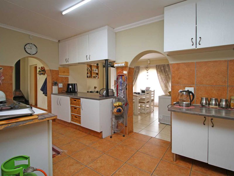 CITY LIFE AND SERENITY GREETS YOU AS YOU ARRIVE AND STEP INTO THIS PEACEFUL AND BEAUTIFUL HOME - Photo 4