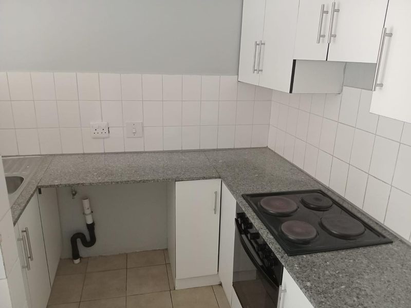 Step into this neat and well-designed 2-bedroom flat, offering a comfortable and low-maintenance lifestyle ideal for modern living. - Photo 4