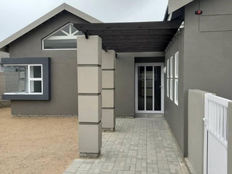 3 BEDROOM HOUSE IN MILE 4 EXT 1, FOR SALE - Photo 2