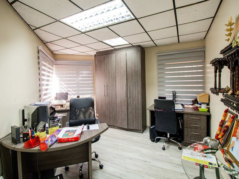 Charming 4-Bedroom Home in a Boomed Area with Sparkling Pool & Modern Kitchen - Photo 6