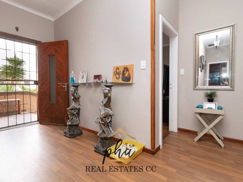 House with two flats For Sale, Swakopmund CBD with Business rights - Photo 2