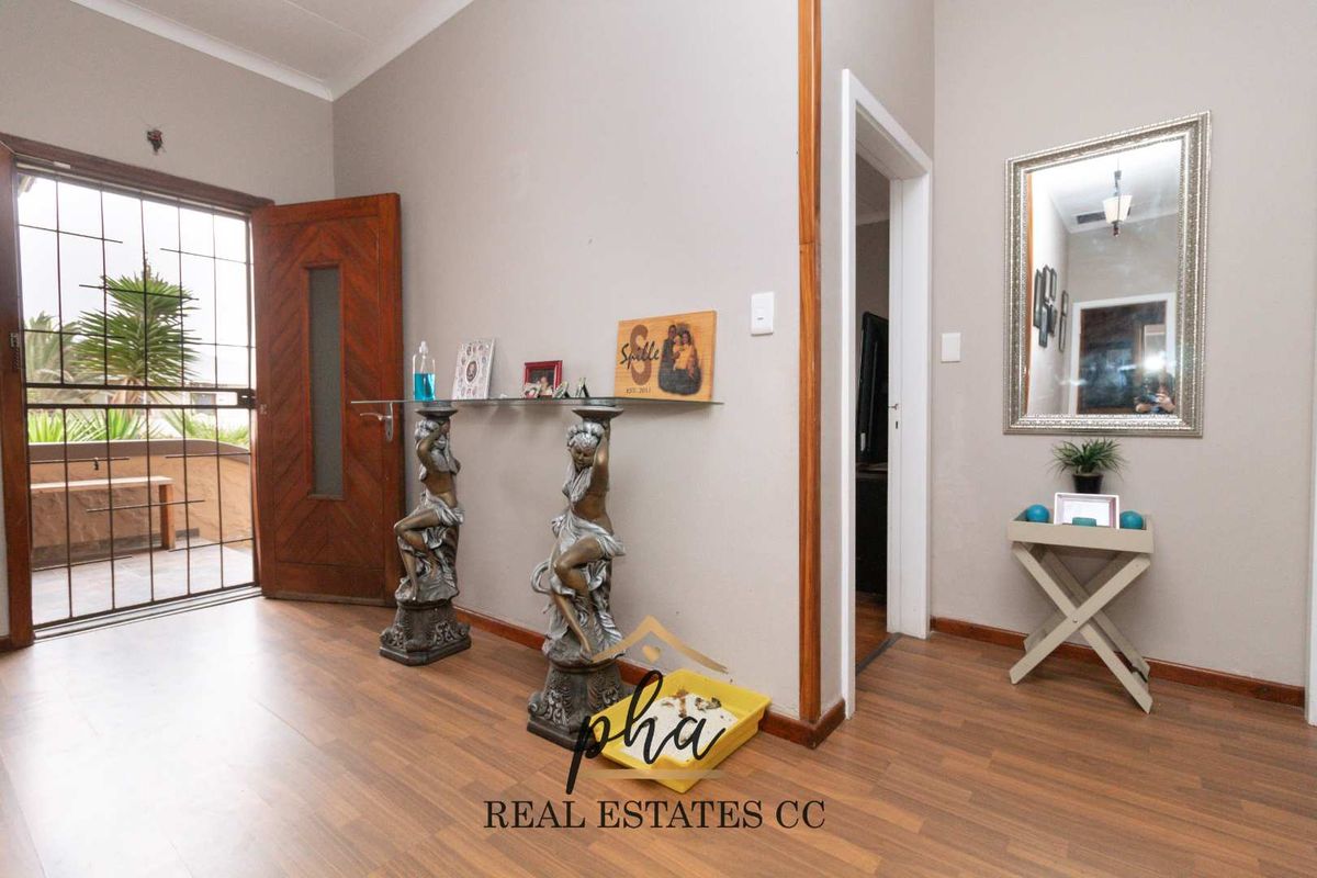 House with two flats For Sale, Swakopmund CBD with Business rights - Photo 2