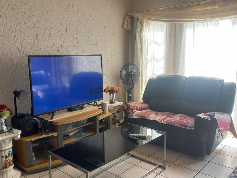 2 bedroom ground floor unit, walking distance from Eastrand Mall - Photo 5