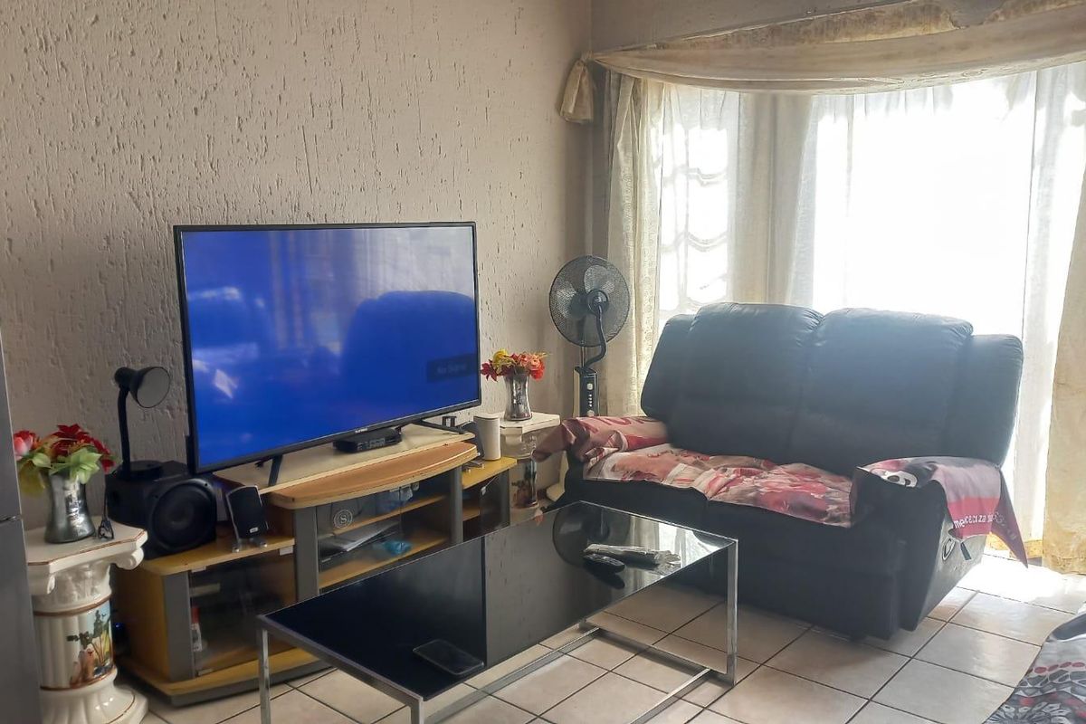 2 bedroom ground floor unit, walking distance from Eastrand Mall - Photo 5