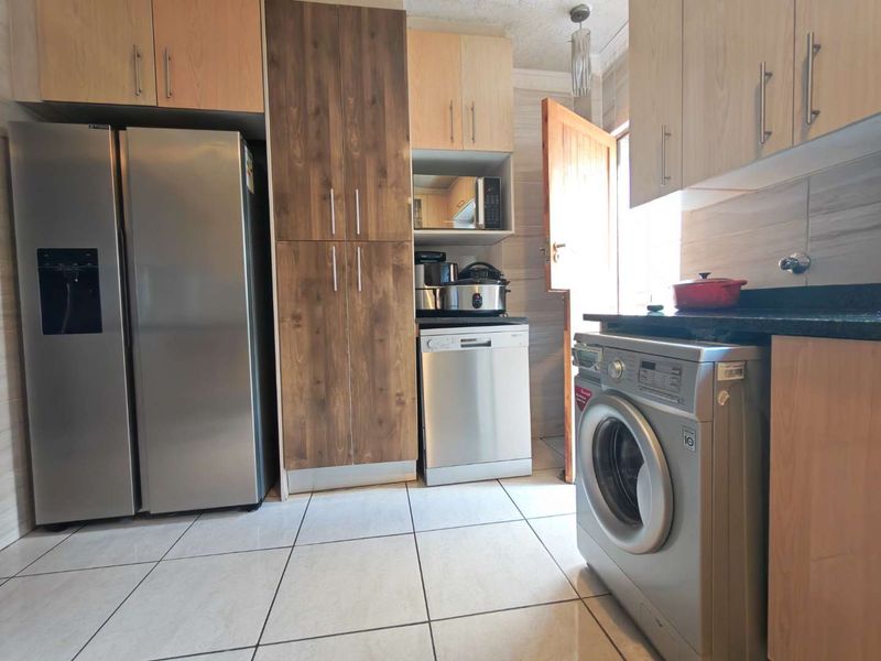 3 Bedroom House to Rent in Cosmo City - Photo 8