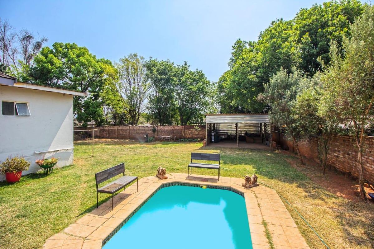 4 Bedroom House for Sale in Meyerspark, Pretoria - Photo 3