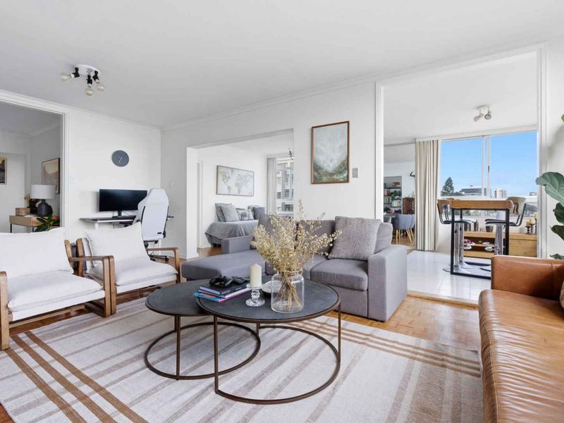Exclusive Corner Apartment in Prestigious La Rochelle, Sea Point - Photo 2