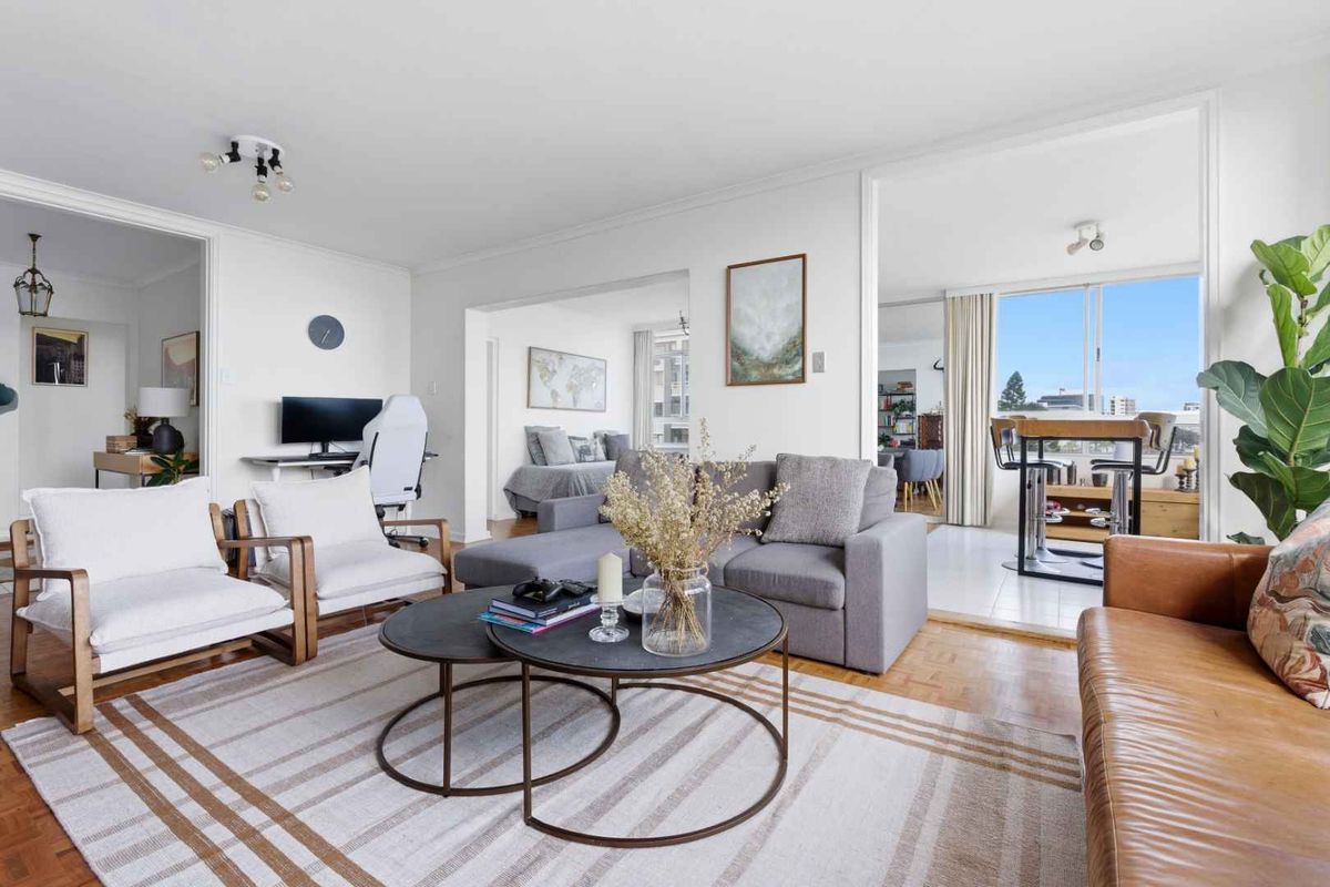 Exclusive Corner Apartment in Prestigious La Rochelle, Sea Point - Photo 2