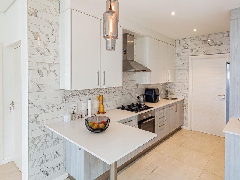 Sole and exclusive mandate. Beautiful spacious 4 bedroom 3 bath house - Photo 7