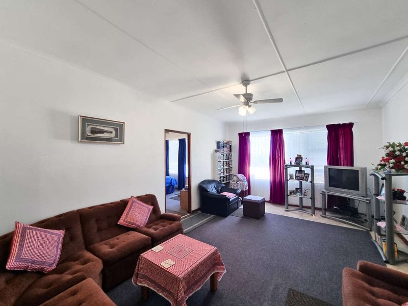 Charming Family Home in Sandbaai - Photo 8