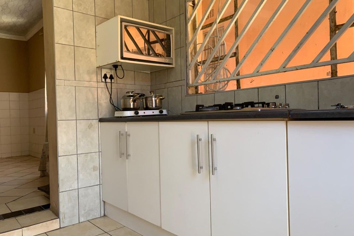 3 bedroom investment house for sale with 6 outside Flatlets - Photo 2