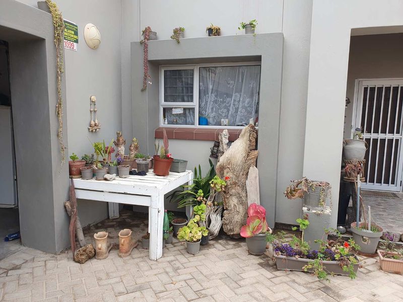 "Spacious 4-Bed Home with 3 En-Suites & Braai Area!" - Photo 3