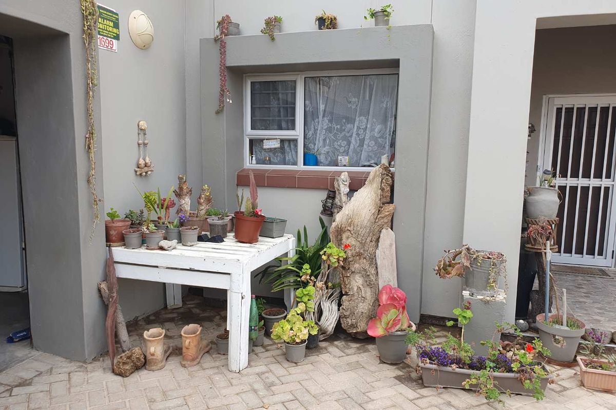 "Spacious 4-Bed Home with 3 En-Suites & Braai Area!" - Photo 3