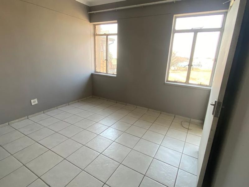 Prime location near CBD - enjoy convenience and vibrant city life! - Photo 6