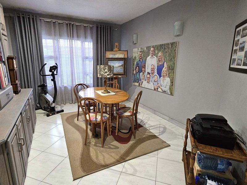 7 Bedroom Executive Family Home in Popular Security Estate in Melodie Hartbeespoort - Photo 3