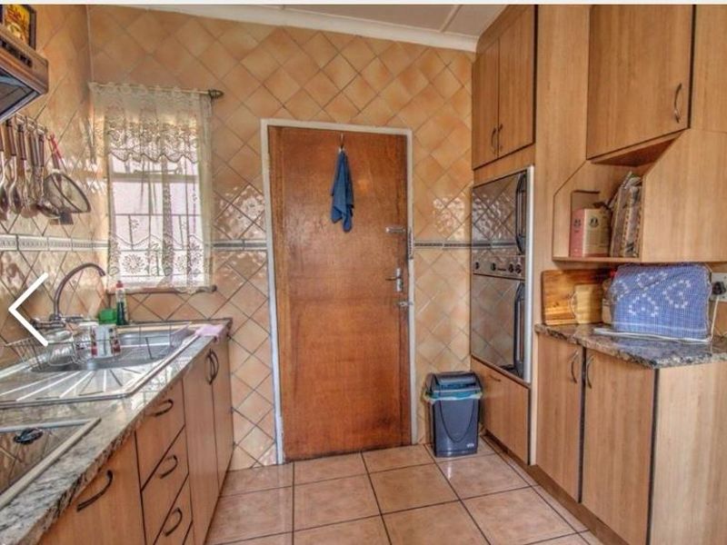 Large family home for sale in enclosed area in Edleen - Photo 8