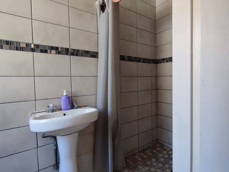 5 Bedroom Apartment in Cosmo City - Photo 10