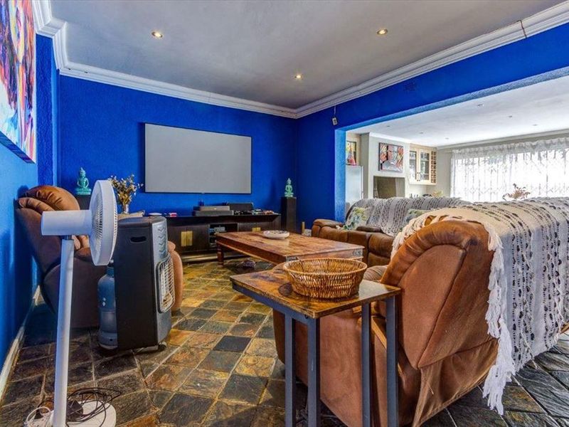 Large family home with pool - Photo 3