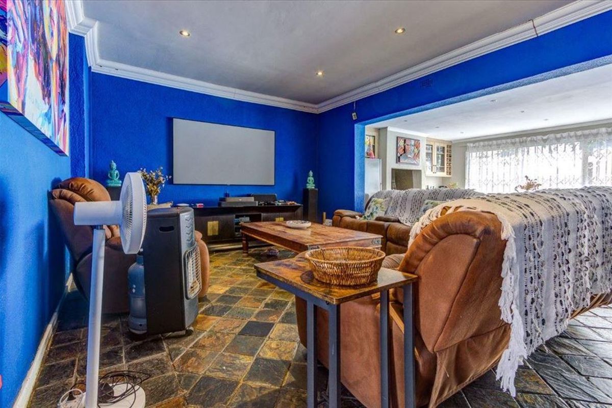 Large family home with pool - Photo 3