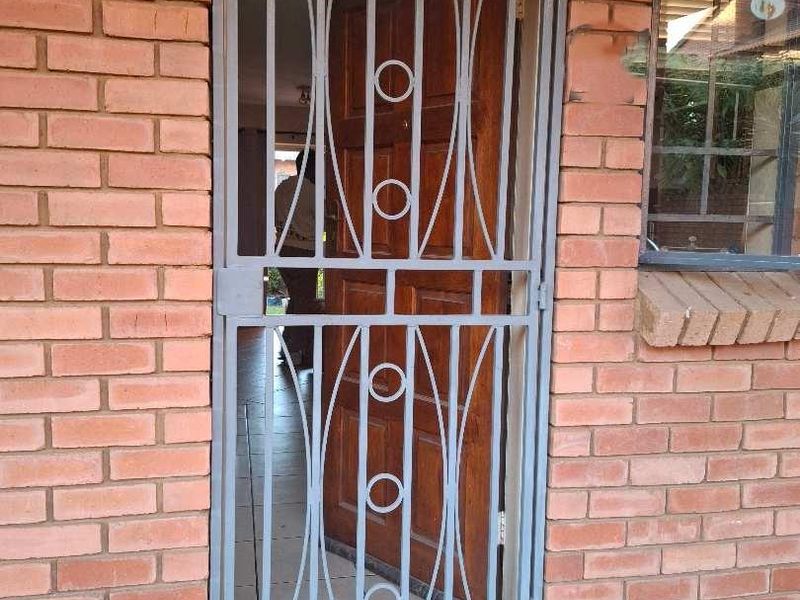 Two Bedroom Ground Floor Unit in Secure Complex - Photo 4