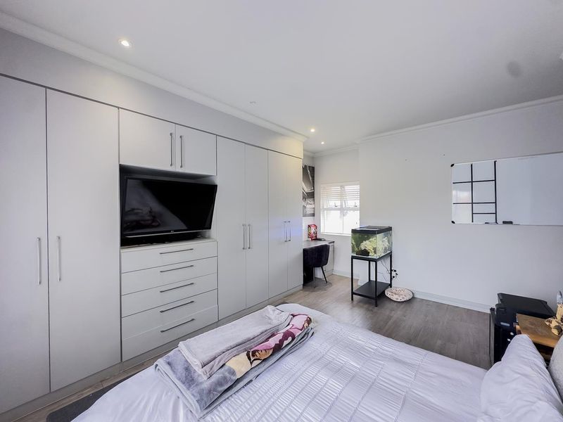 Elegant 4 Bedroom Family Home with a Study in Taemane Golf View Estate - Photo 9