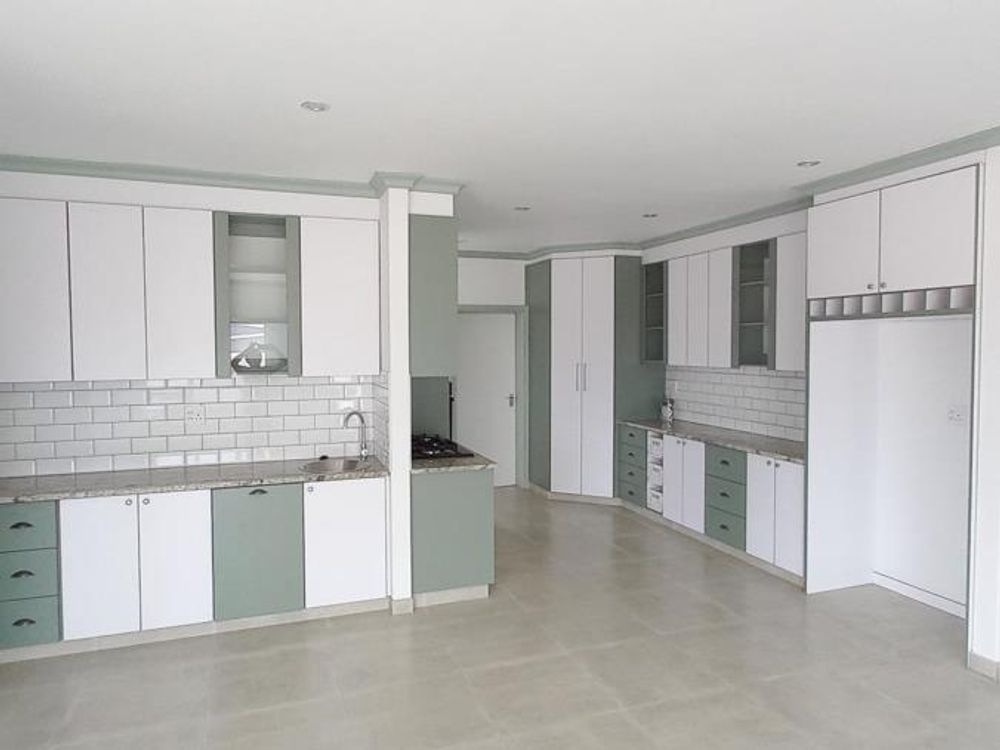 Open-plan kitchen/dining area