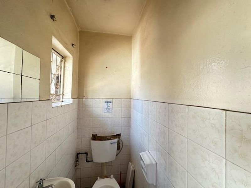 Spacious 5-Bedroom Duplex with Private Garden in Sunnyside! - Photo 10