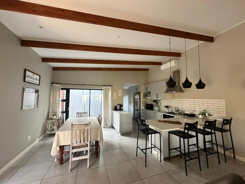 Spacious family Home - Photo 6