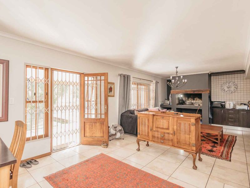 Beautiful 4-bedroom house with equestrian facilities on a smallholding to rent - Photo 3