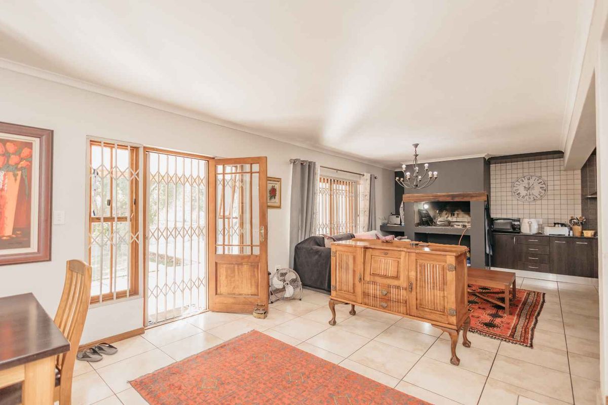 Beautiful 4-bedroom house with equestrian facilities on a smallholding to rent - Photo 3