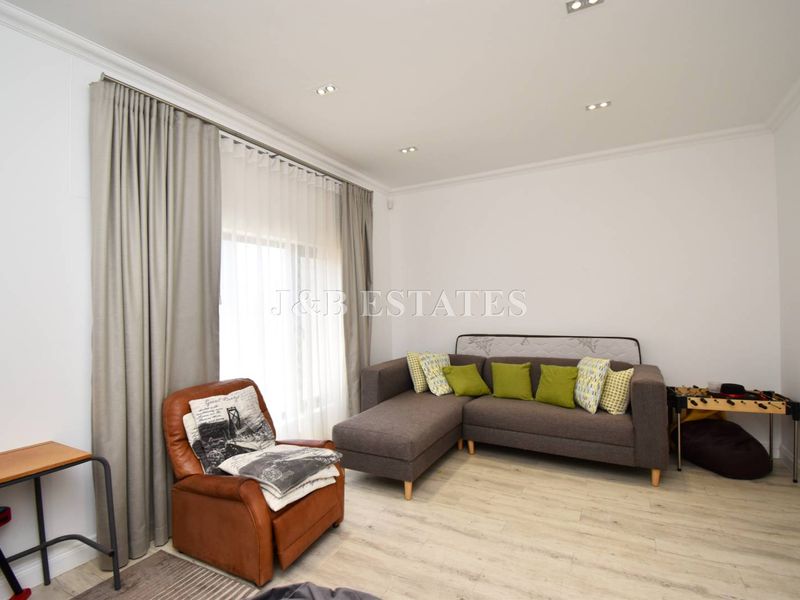 Breathtaking 5-Bedroom House Near Lagoon - Photo 9