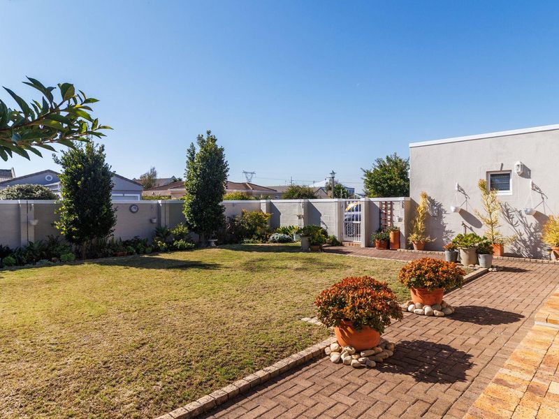 Spacious Coastal Family Living in the Heart of Sunningdale, Cape Town - Photo 4