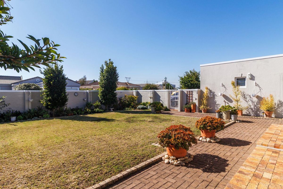Spacious Coastal Family Living in the Heart of Sunningdale, Cape Town - Photo 4