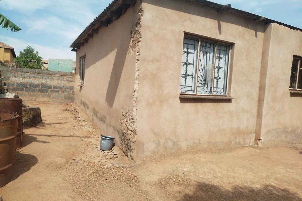 Vacant land with unfinished house for sale in Soshanguve South - Photo 4